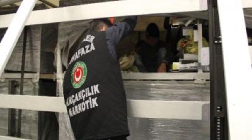 Kolilerin İçinden Kaçak Göçmen Çıktı