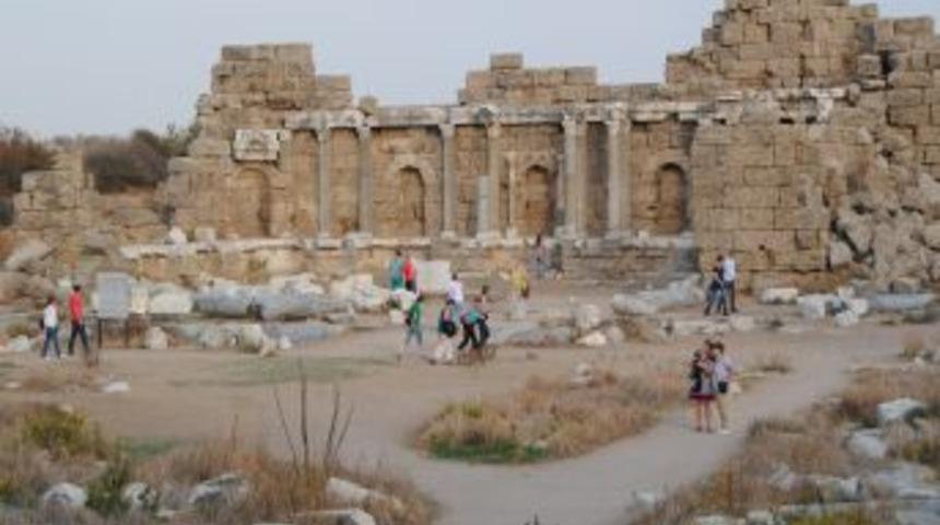 Alman Polisler, Dergileri I&ccedil;in Side'yi Fotoğrafladı