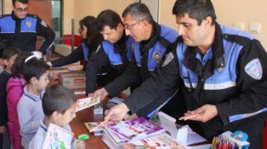 Eskişehir Polisi &Ouml;ğrencilere Kitap Hediye Etti
