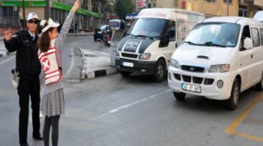 &Ouml;ğrenciler 'dur' Ihtarına Uymayan S&uuml;r&uuml;c&uuml;lere Ceza Yazacak