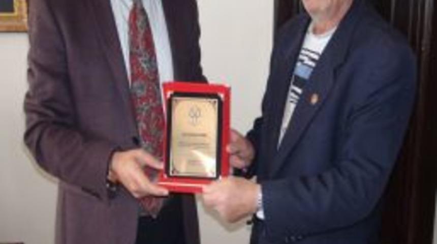 Yakutiye Belediye Başkanı Korkut&rsquo;a Muhtardan Plaket