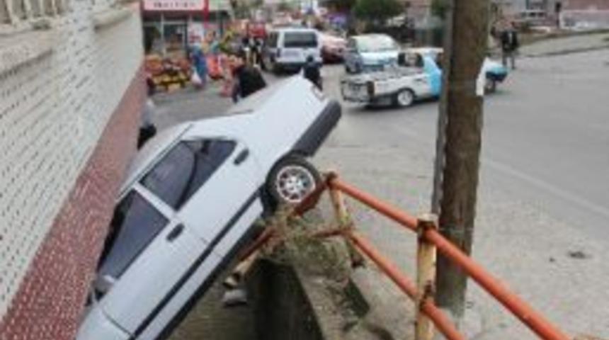 Hasta Taşıyan Otomobil, Evin Bah&ccedil;esine U&ccedil;tu: 3 Yaralı