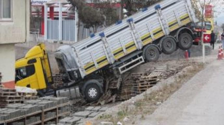 Kamyonla Otomobil &Ccedil;arpıştı: 1 Yaralı