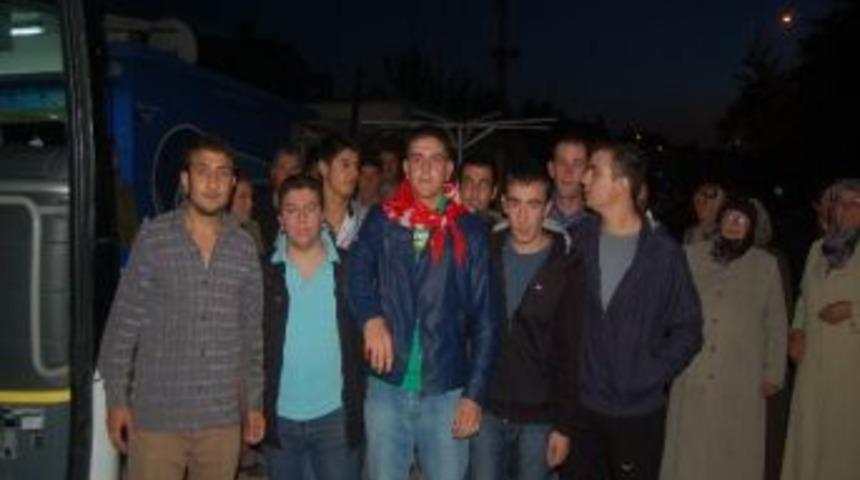 Askerler Omuzlarda Uğurlanıyor