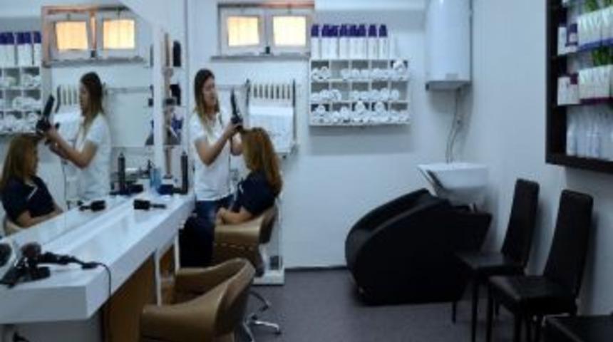 Hastane İ&ccedil;inde Bayan Kuaf&ouml;r&uuml;