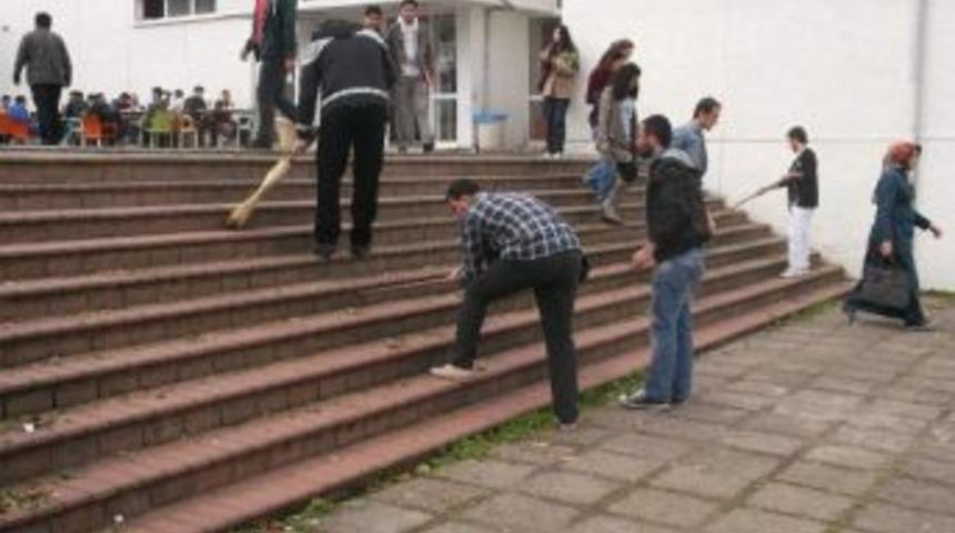 Kt&uuml;&rsquo;de &Ouml;ğrenciler Merdivenleri Boyadı