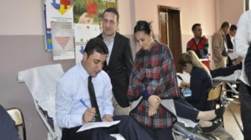 Ak Parti'den Kızılay'a Kan Bağışı