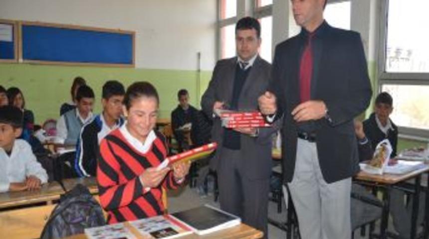 Iğdır'da 730 &Ouml;ğrenciye Kırtasiye Malzemesi Dağıtıldı