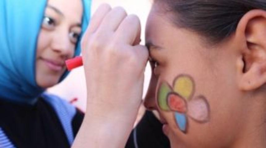 &Uuml;niversite &Ouml;ğrencilerinden &Ouml;rnek Davranış