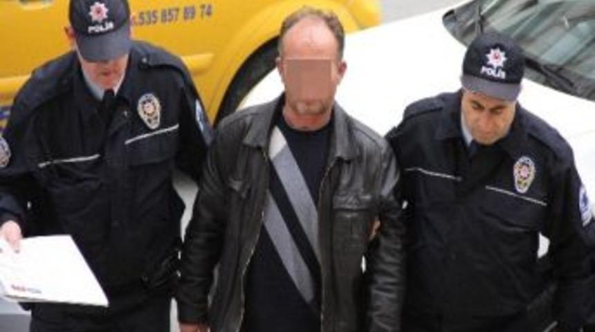 Sokak Ortasında Eşinin Boğazını Sıkan Koca Tutuklandı