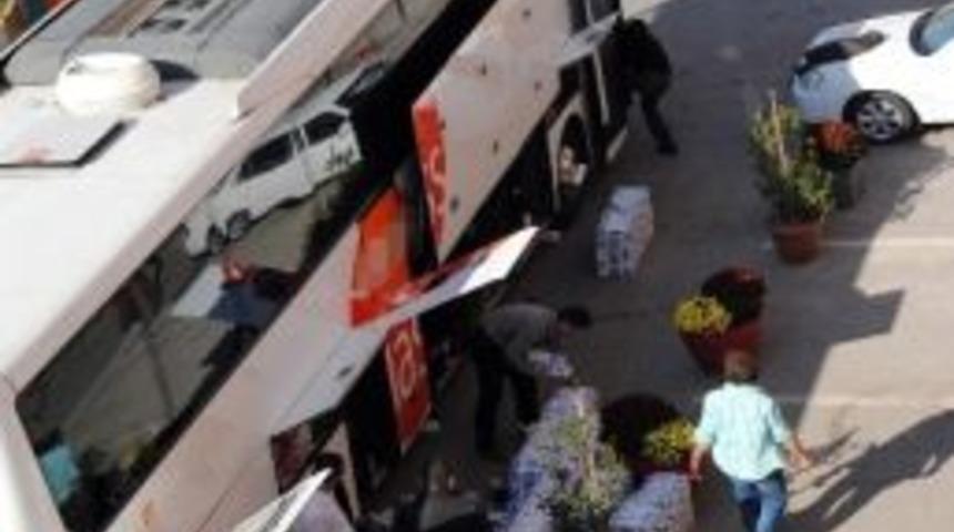 Yolcu Otob&uuml;s&uuml;nde G&uuml;mr&uuml;k Ka&ccedil;ağı 12 Bin Paket Sigara &Ccedil;ıktı