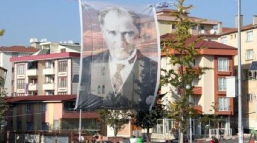 Caddeler Atat&uuml;rk Posterleriyle Donatıldı