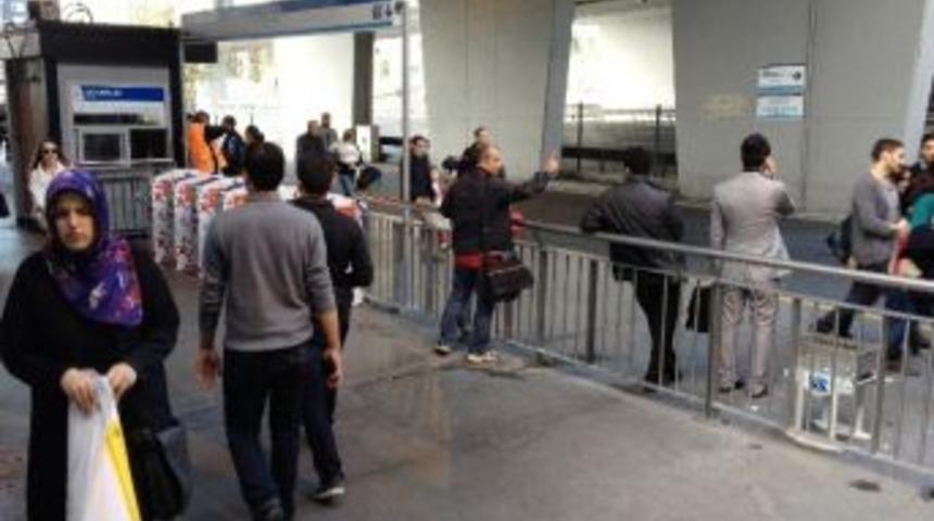 Boğaz K&ouml;pr&uuml;s&uuml;'nde Golf Etkinliği Metrob&uuml;s&uuml; Engellemedi