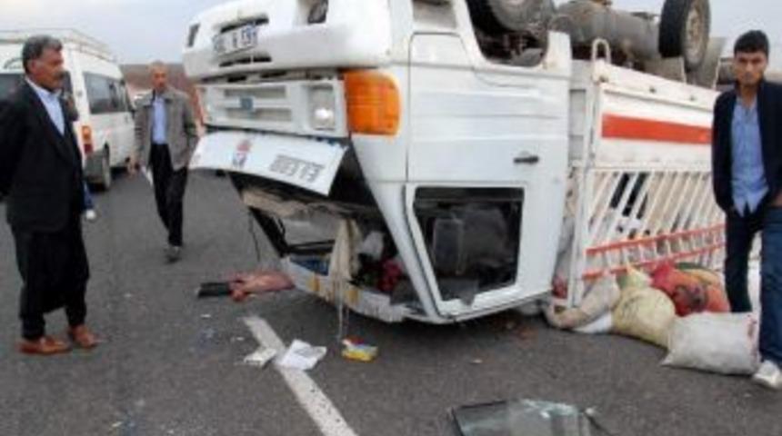 Pikap Takla Attı: 1 &Ouml;l&uuml;, 7 Yaralı