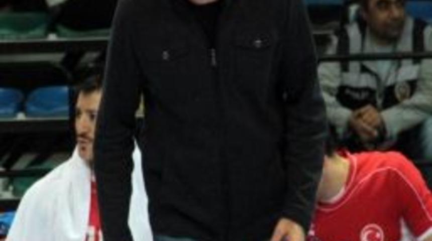 Halkbank'ın D&uuml;nyaca &Uuml;nl&uuml; Antren&ouml;r&uuml; Bulgar Radostın Stoychey'in Hayranları Peşinden Ayrılmıyor