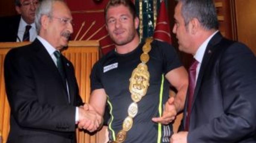 Kılı&ccedil;daroğlu'ndan Antalyalı Başpehlivana Mecliste Cumhuriyet Altını