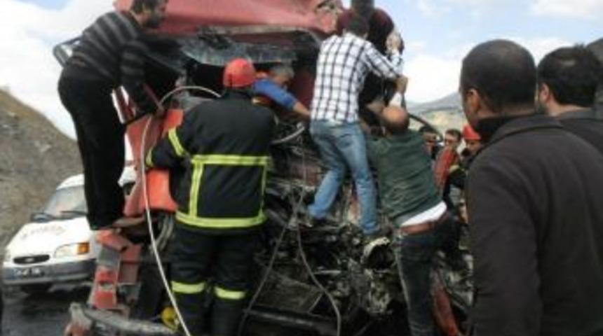 Komatsu İle Kamyon &Ccedil;arpıştı: 1 &Ouml;l&uuml;