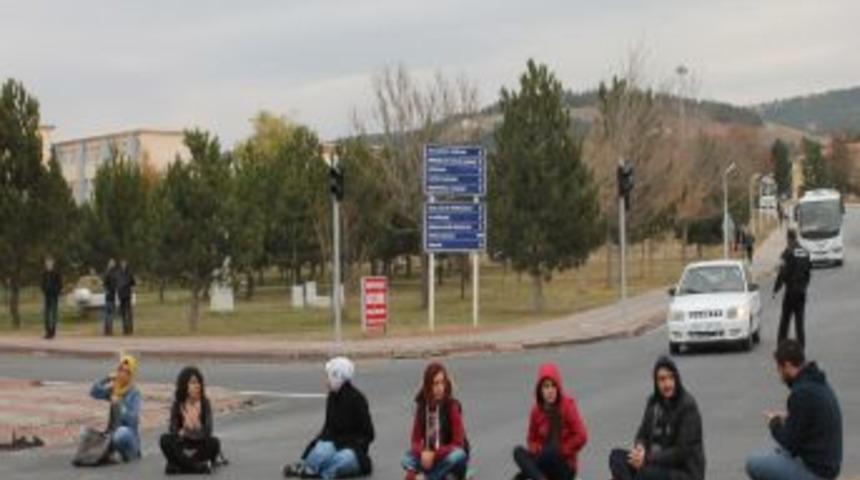 &Ouml;ğrenciler, Otob&uuml;s G&uuml;zergahına, Yolu Kapatarak Tepki G&ouml;sterdi