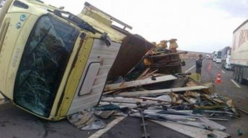 Kontrolden &Ccedil;ıkan Tır Devrildi: 1 &Ouml;l&uuml;, 1 Yaralı