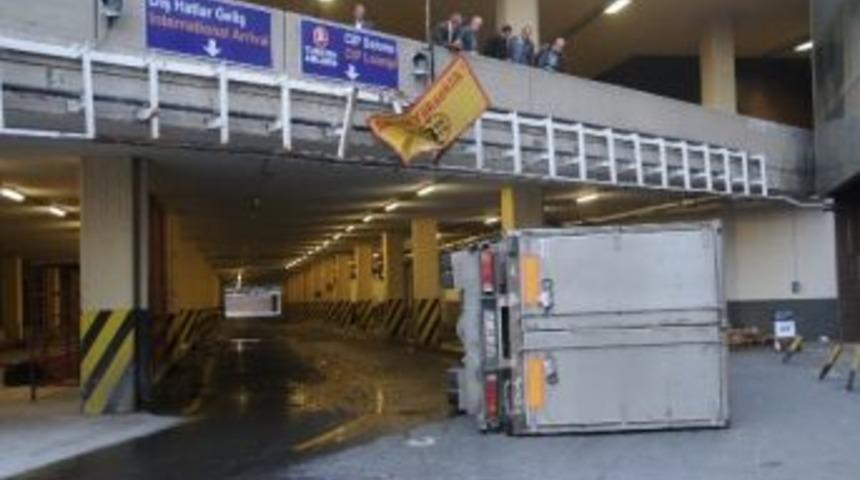Havalimanında Kamyonet Devrildi