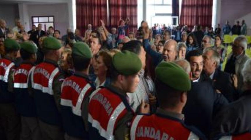 &Ccedil;evreciler Toplantıya Engel Olmak Isteyince Arbede Yaşandı