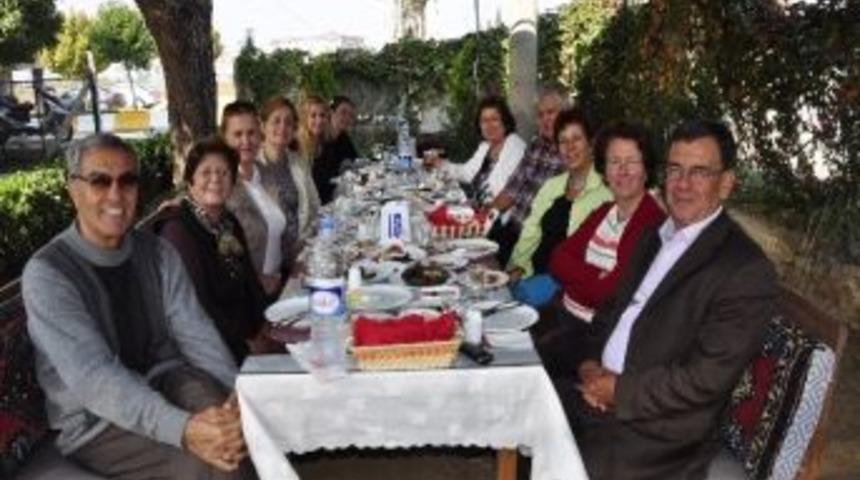 30 Yıllık &Ouml;ğretmenleri İle Buluştular