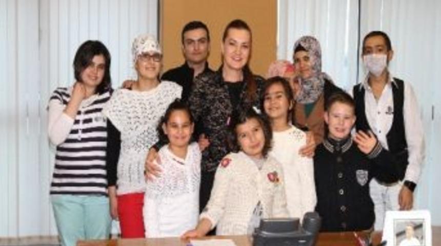 Hotar, L&ouml;sevli Y&ouml;netici Ve &Ccedil;ocukları Kabul Etti