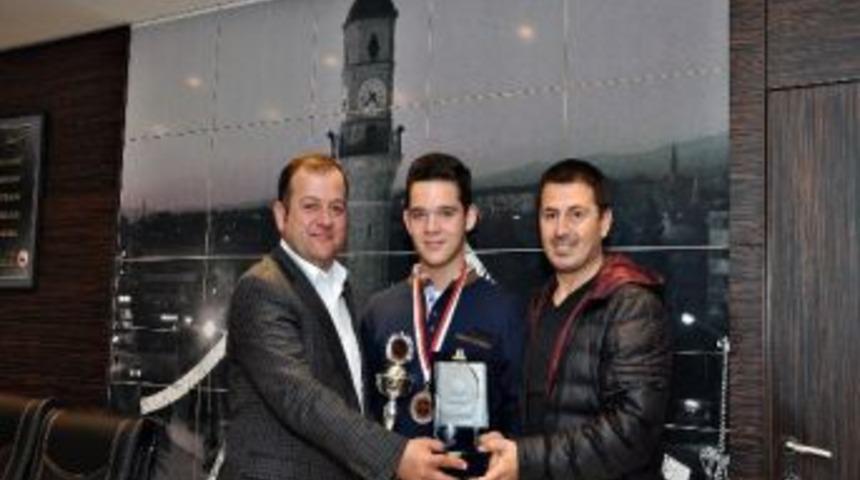 Başaranhıncal&rsquo;dan Gen&ccedil; Şampiyona Plaket