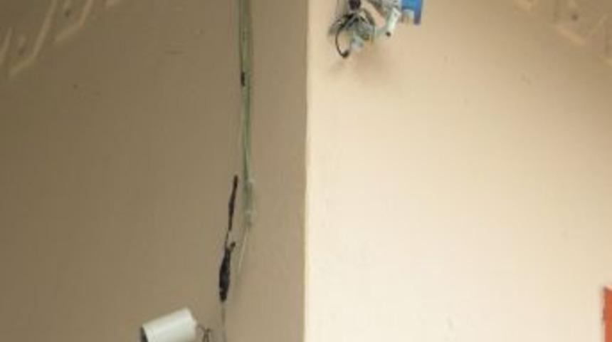 İmam &Ccedil;areyi Kamera Taktırmakta Buldu