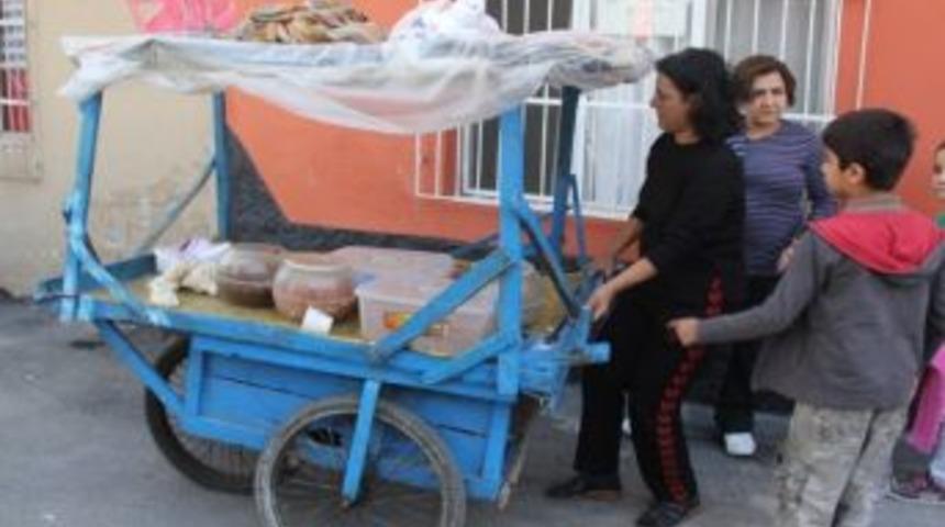 Simit&ccedil;i &ccedil;ocuk &ccedil;erezci nineyi bı&ccedil;akladı