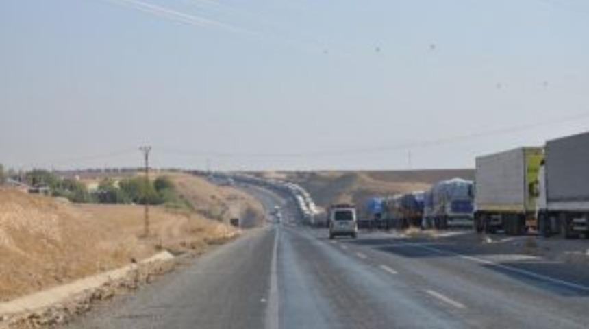 Irak sınırında 40 kilometrelik kuyruk oluştu