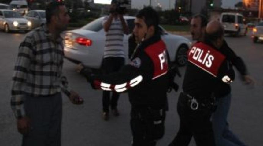 (&ouml;zel Haber) Polisi Yaralayan S&uuml;r&uuml;c&uuml;y&uuml; Polis Kurtardı