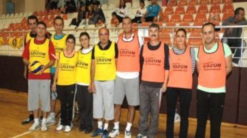 &Ouml;ğretmenler G&uuml;n&uuml; Voleybol Turnuvası Başladı