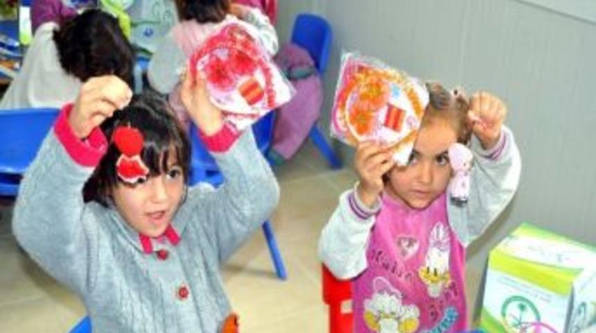 Suriyeli Bin Ana Sınıfı &Ouml;ğrencisine Oyuncak Dağıtıldı