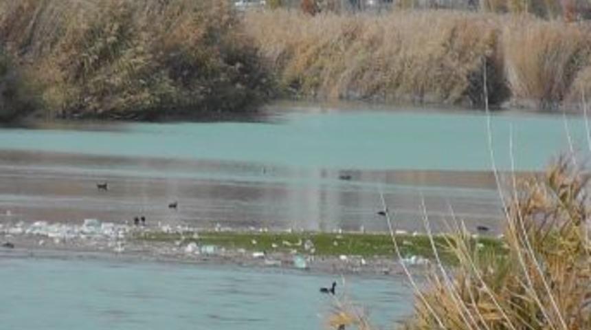 Mogan G&ouml;l&uuml;&rsquo;nde Kirli Sular &ldquo;atık Ada&rdquo; Oluşturdu