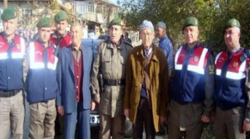 Evini Terk Eden 74 Yaşındaki Talip Dede Jandarma Ve K&ouml;yl&uuml;ler Tarafından Sağ Olarak Bulundu