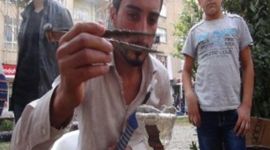 Suriyeli G&ouml;&ccedil;men Nargile İle 16 Kişiye Bakıyor