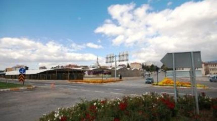 Gediz'de Yılda 50 Bin Fidan, 100 Bin &Ccedil;i&ccedil;ek Dikiliyor