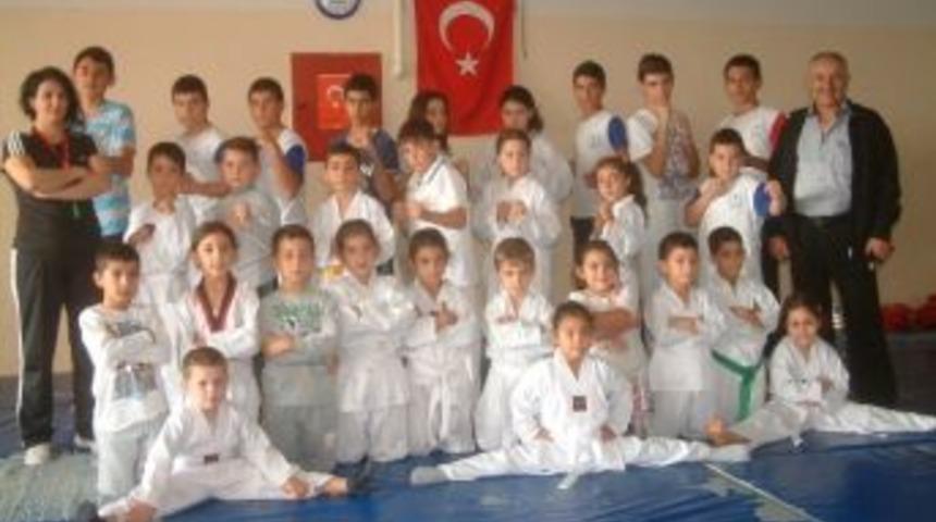 Burhaniye&rsquo;de &Ccedil;ocuklar Tekvando &Ouml;ğreniyor