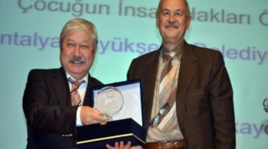 Başkan Akaydın &Ccedil;ocuğun İnsan Hakları &Ouml;d&uuml;l&uuml;&rsquo;n&uuml; Aldı