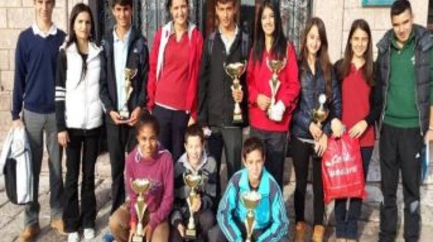 Ayvalıklı Şampiyon Atletlerin Kupa Sevinci