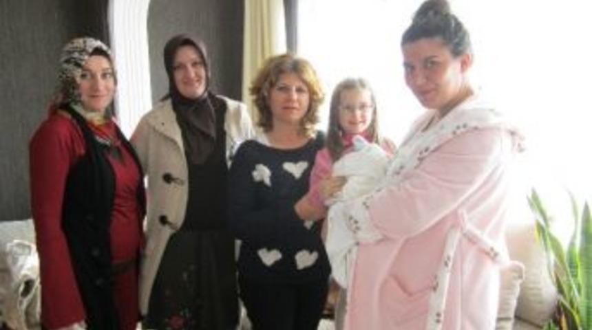 İzmit Kadın Meclisi'nin Bebek G&ouml;rme Ziyaretleri Devam Ediyor