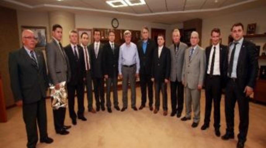 Başkan Karaosmanoğlu'na Hakem Forması Hediye Ettiler