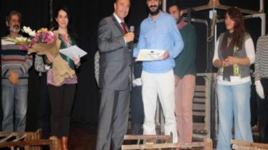 Toprak Sahne Tiyatrosu, Otomatik Buhran Oyunuyla Sezona &lsquo;merhaba&rsquo; Dedi