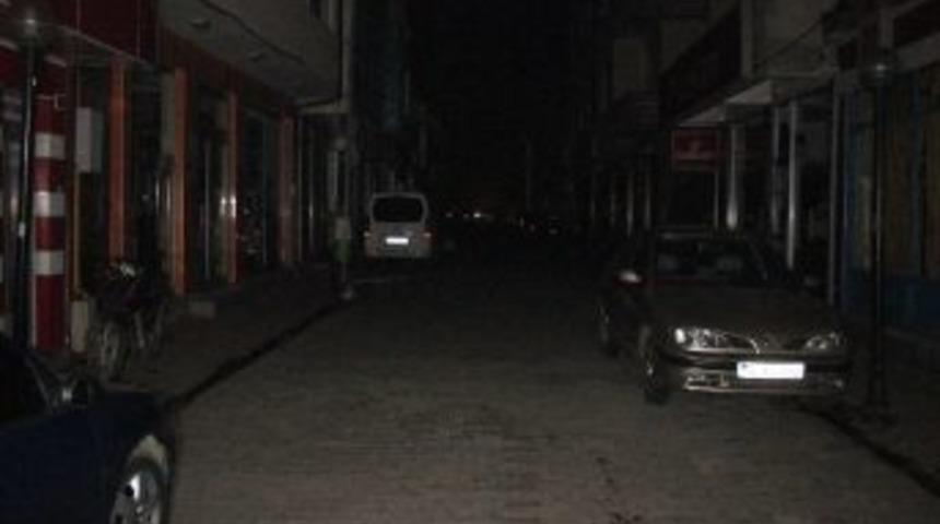 Akyazılılar Geceyi L&uuml;ks Işığında Ge&ccedil;irdi