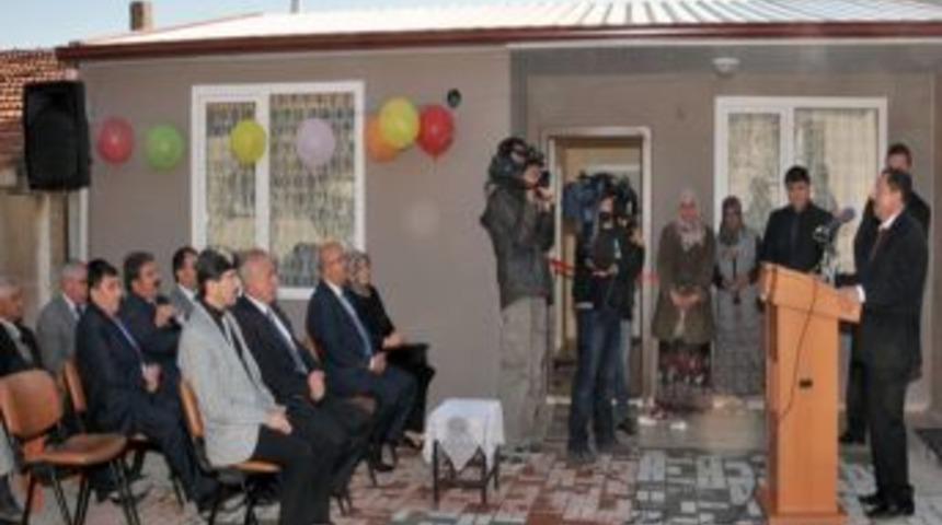 SYDV Ve Belediye Evi G&ouml;&ccedil;mek &Uuml;zere Olan Aileye Prefabrik Ev Yaptı