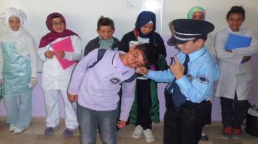 &Ouml;ğrencilerden Renkli Ve Eğlenceli İngilizce Meslek Tanıtımı