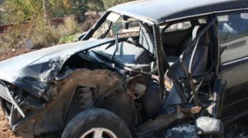 Mıcırda Kayan Otomobil Kamyonun Altına Girdi