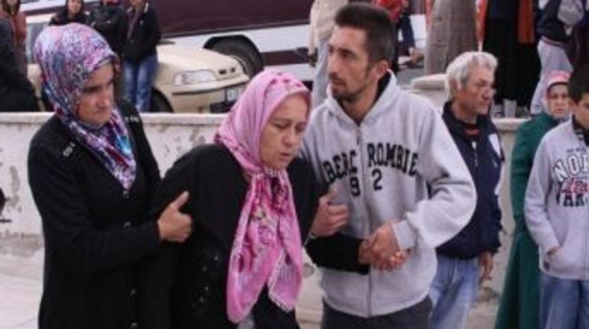 Bebeğini G&ouml;remeden &Ouml;len Kadın Toprağa Verildi