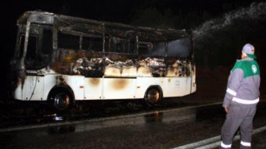 Yol Kenarına Bırakılan Plakasız Midib&uuml;s Alev Alev Yandı